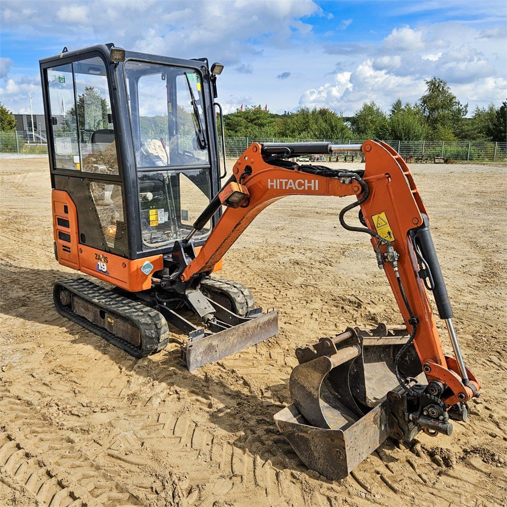d564ceef-addb-4488-9d21-90fcbb00d19b_largesize.jpg Mini pelle Hitachi ZX19-6 CR diesel 1.92T – 3 godets – TP – Image 1